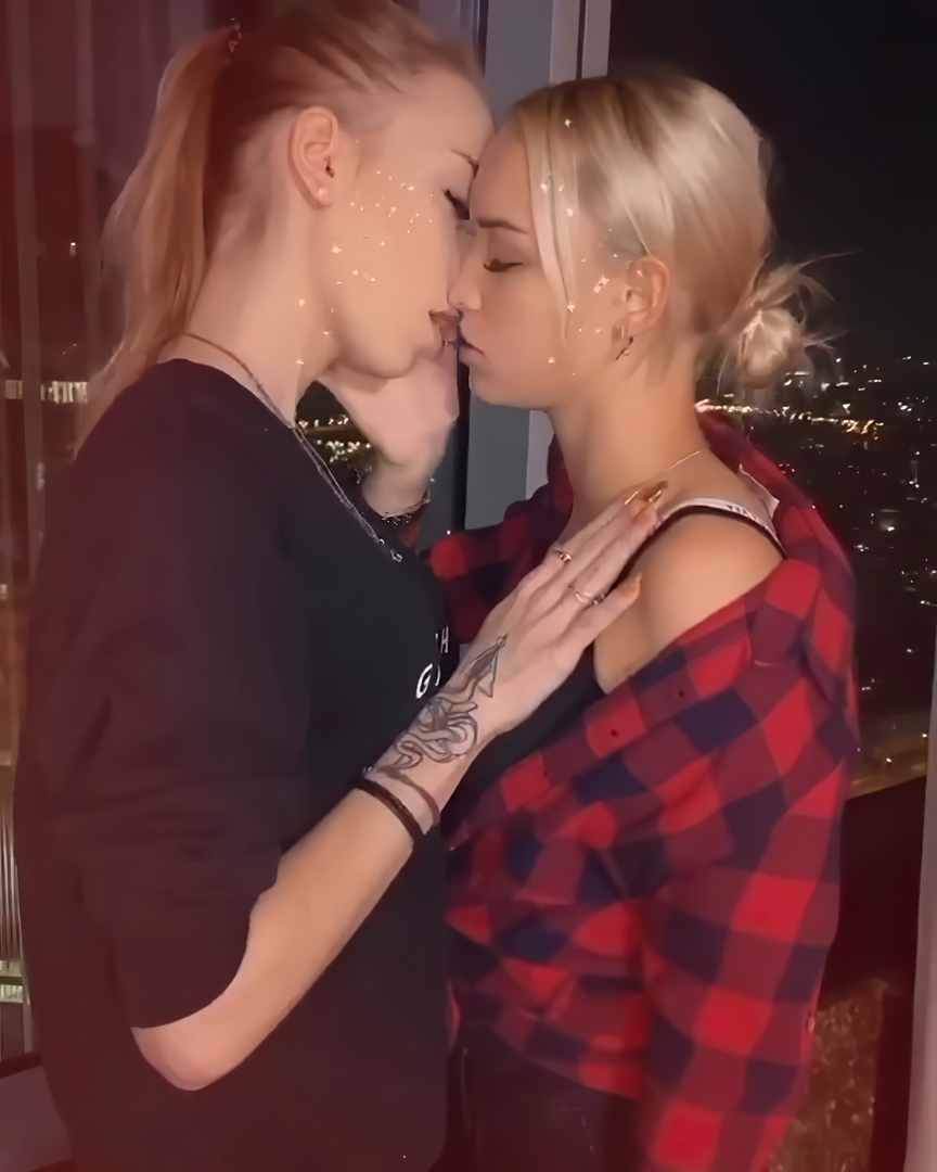 Шикарные блондинки перед домашней вебкамерой устроили лесбийское шоу