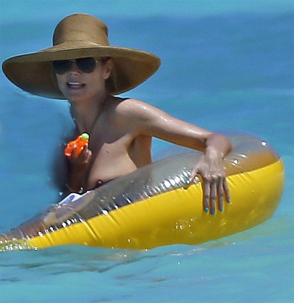 Грудь Хайди Клум (Heidi Klum) во время плавания.
