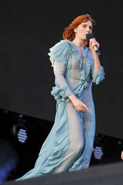 Флоренс Уэлч (Florence Welch) в лифчике на сцене British Summer Time Festiv...