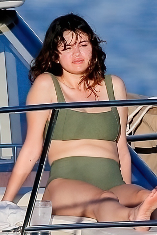 Selena gomez nudography 15 Embarrassing