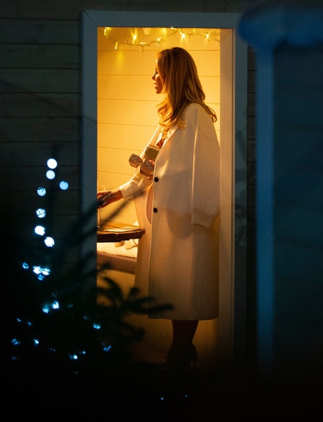 Аманда Холден (Amanda Holden) засветила грудь возле Bluebird в Челси, 04/12...