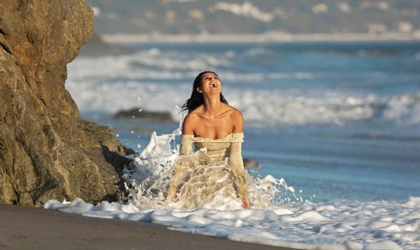 Реклама воды - Рэй Робин (Rey Robiin) на фотосессии на пляже в Лос-Анджелес...