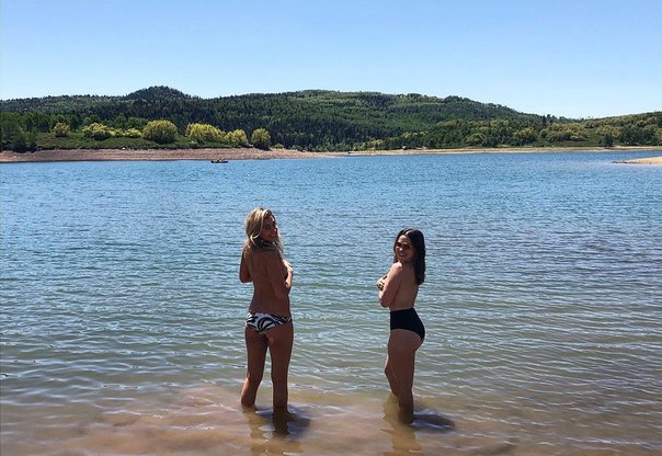 София Буш (Sophia Bush) топлес с подругой на пляже - Instagram, 02/06/2018.
