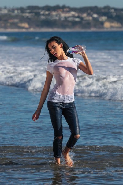 Аманда Георес (Amanda Geores) в мокрой футболке на съемках рекламы воды 138...