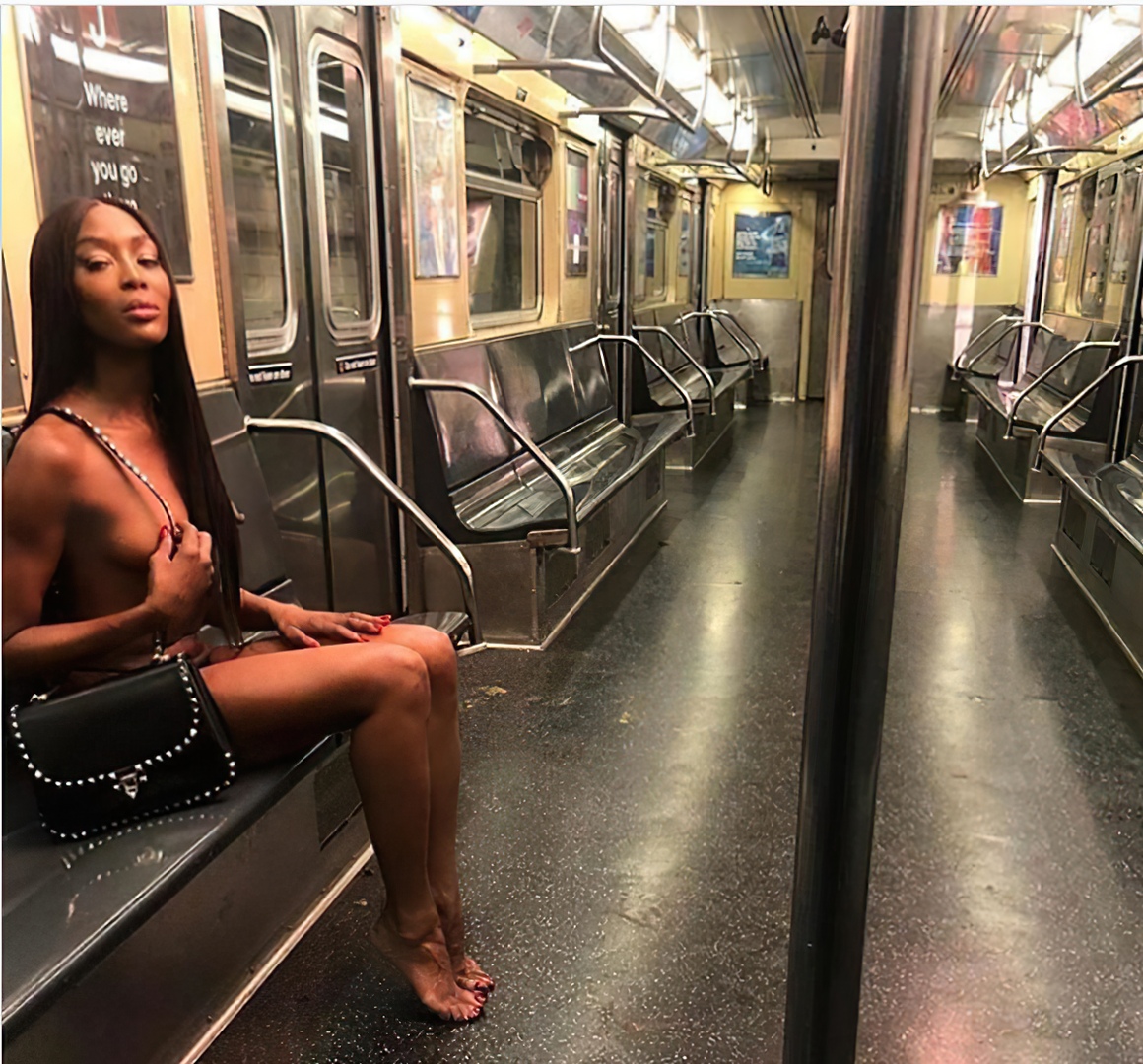 Голые в метро фото