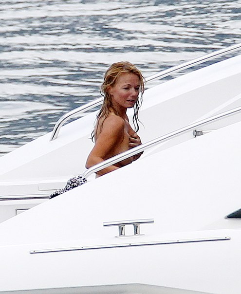 Джери Холлиуэлл (Geri Halliwell) топлес на яхте во Франции, 19/06/2011.