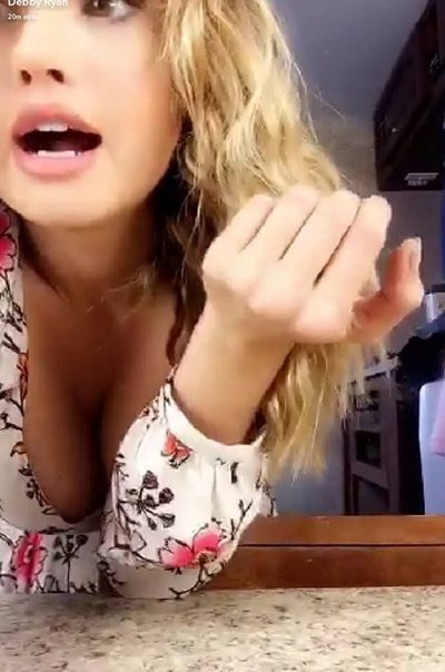 В платье летнем - Дебби Райан (Debby Ryan) в Snapchat, 11/10/2016.