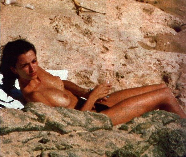 Пенелопа Крус (Penelope Cruz) загорает топлес на пляже (1999) .