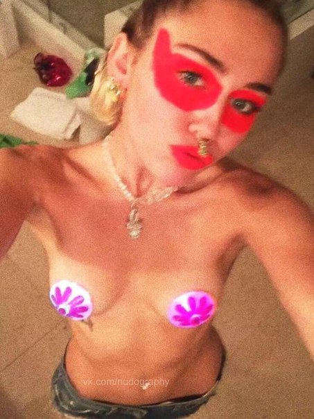 Майли Сайрус (Miley Cyrus) со светящимися наклейками на груди + Gif’ки.