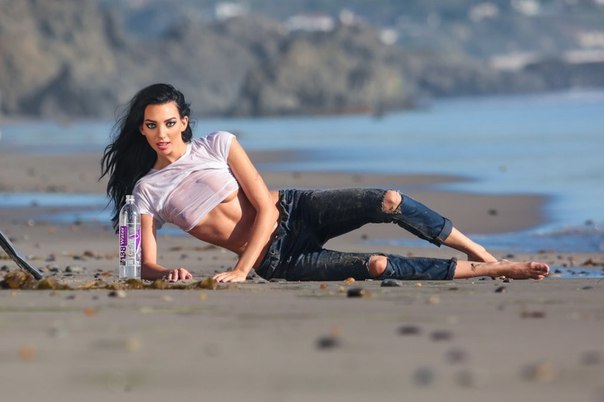Аманда Георес (Amanda Geores) в мокрой футболке на съемках рекламы воды 138...