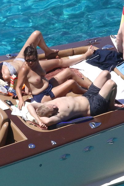 Джейд Джаггер (Jade Jagger) топлес на лодке на отдыхе на Форментере, 24/08/...