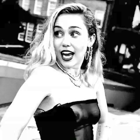 Майли Сайрус (Miley Cyrus) засветила грудь на съемках - Instagram, 28/02/20...