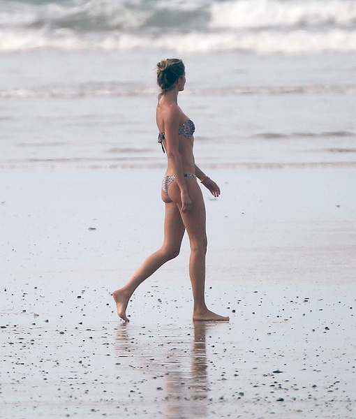 Жизель Бюндхен (Gisele Bundchen) на пляже в Коста-Рике, 03/06/2015.
